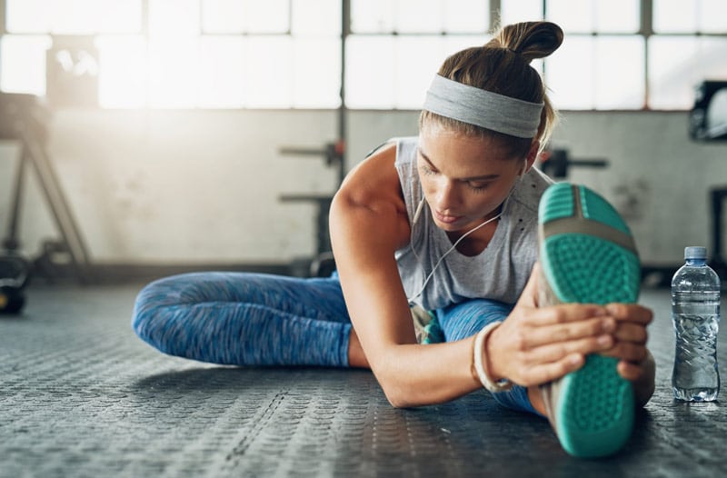 Junge Frau bei sportlicher Aktivität